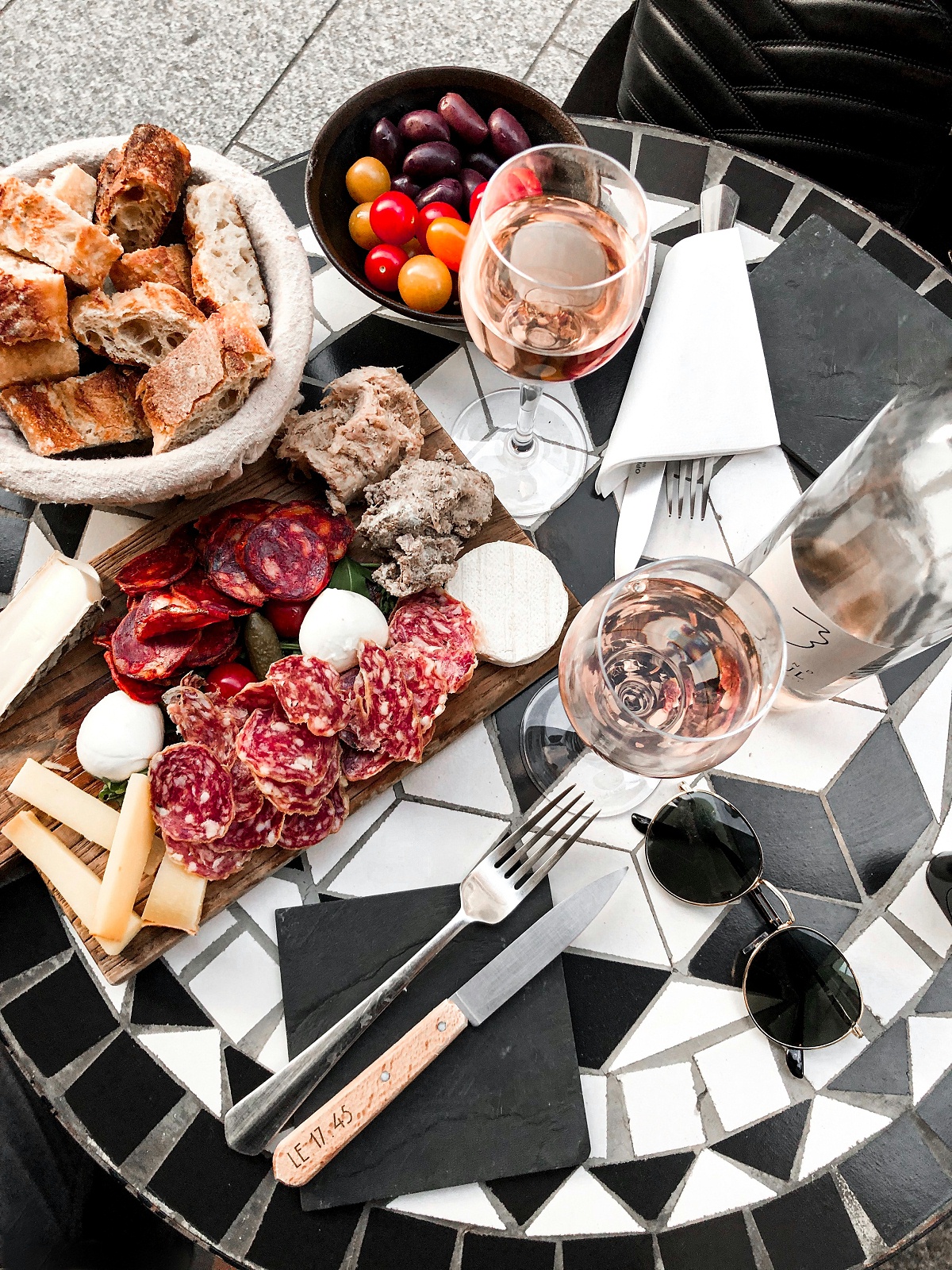 food-on-round-black-and-white-table-2381345