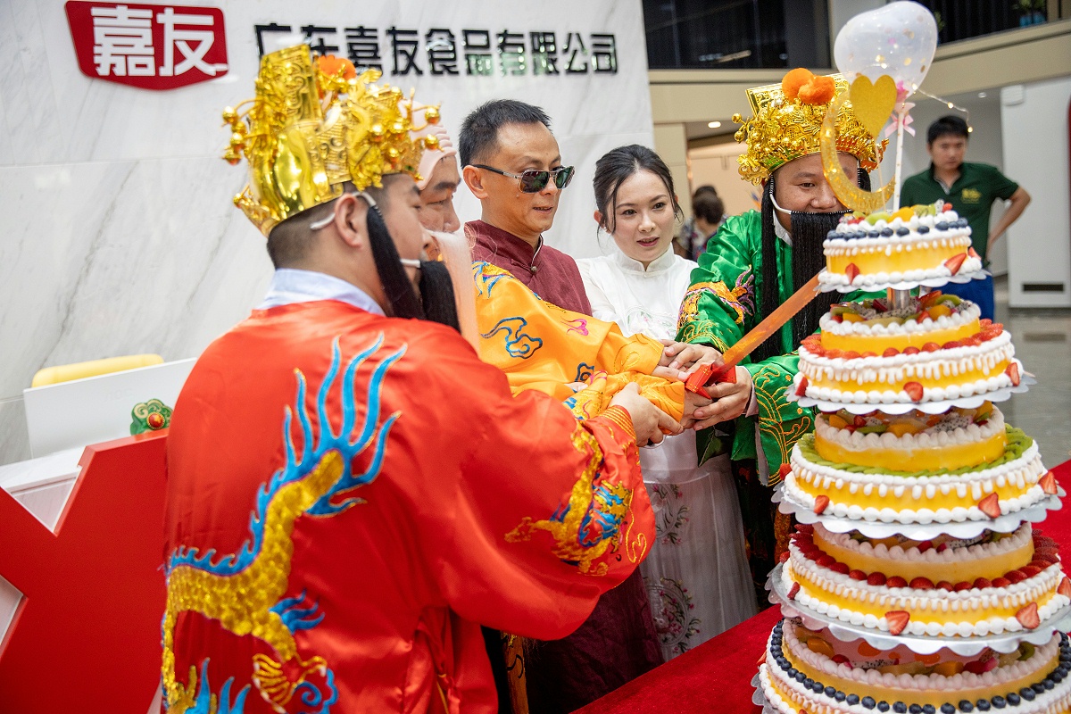 “福禄寿”与陈景超先生何映璋配合切开庆祝蛋糕